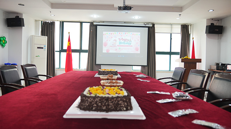 以报答本：918搏天堂锅炉照常进行5月份员工生日会，，，，，，，诠释企业温馨文化！