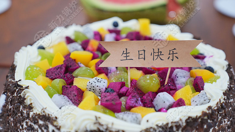 庆祝成长，，，，，，，共享喜悦：公司员工生日派对与入职周年庆典携手演出